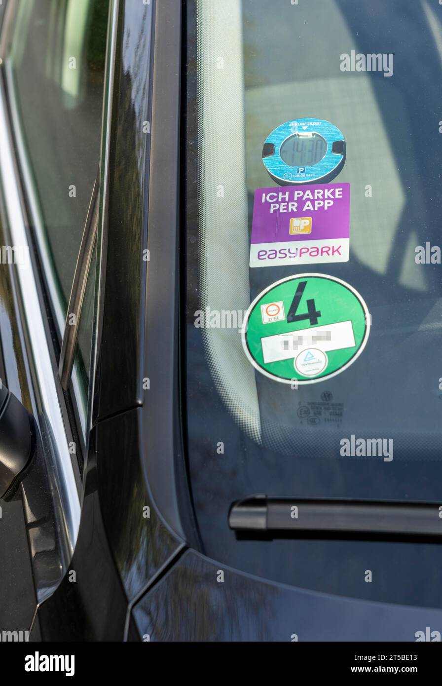 Disque de stationnement électronique, voiture particulière avec une horloge numérique indiquant l'arrivée du véhicule à une place de stationnement, est considéré comme un remplacement pour Banque D'Images