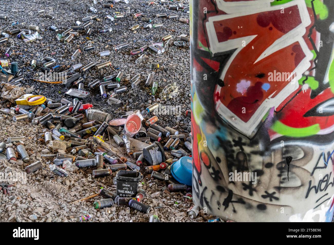 Bombes de peinture en aérosol vides, sur une voie ferrée en dessous d'un pont routier, jetées, éliminées par le pulvérisateur, graffitis, tas d'ordures, Essen, NRW, Allemagne, Banque D'Images