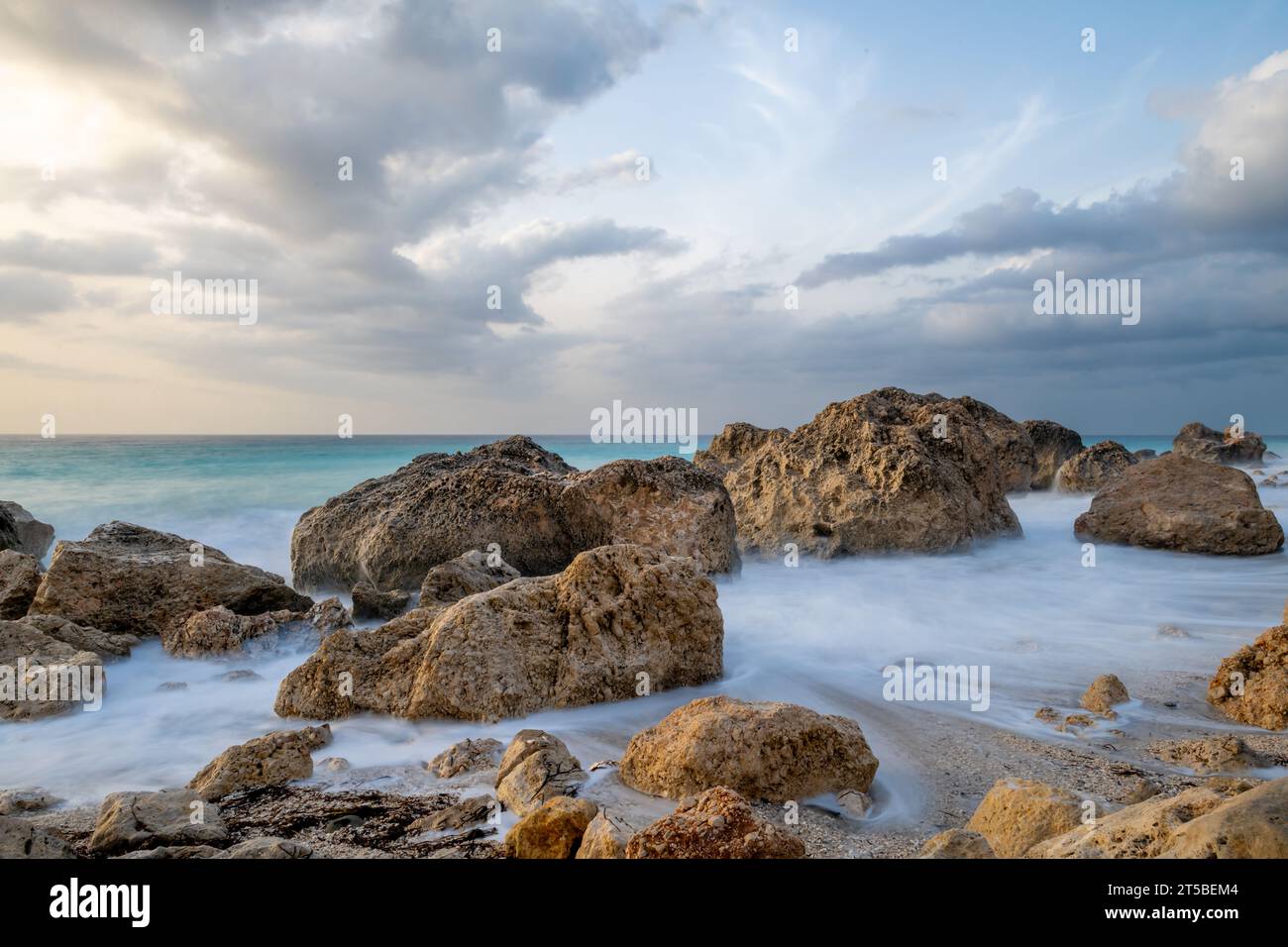Une longue exposition de la plage de Kavalikefta, village de Kalamitsi, Lefkada, Grèce. Banque D'Images Une longue exposition de la plage de Kavalikefta, village de Kalamitsi, Lefkada, Grèce. Banque D'Images