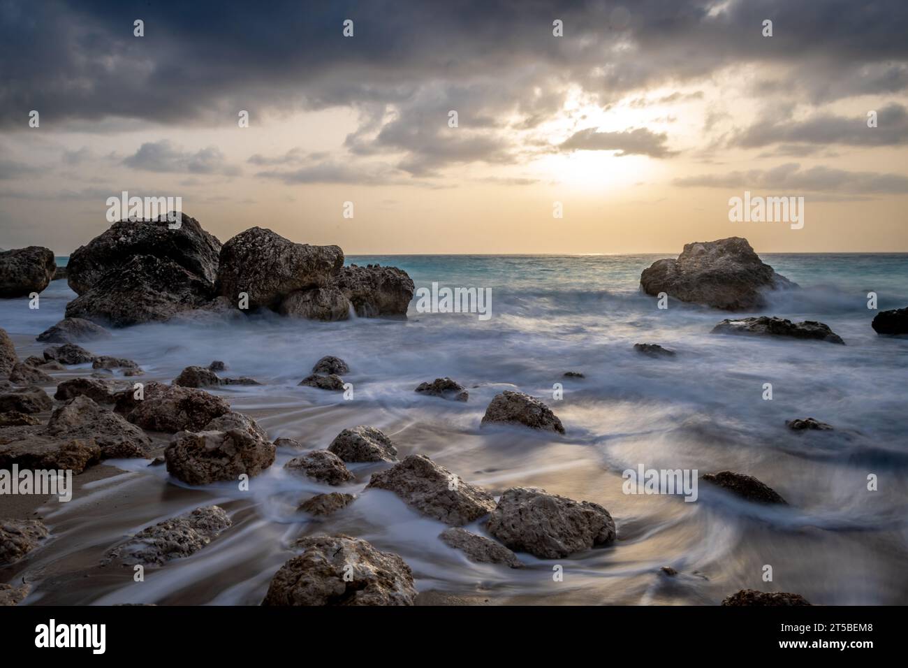 Une longue exposition de la plage de Kavalikefta, village de Kalamitsi, Lefkada, Grèce. Banque D'Images