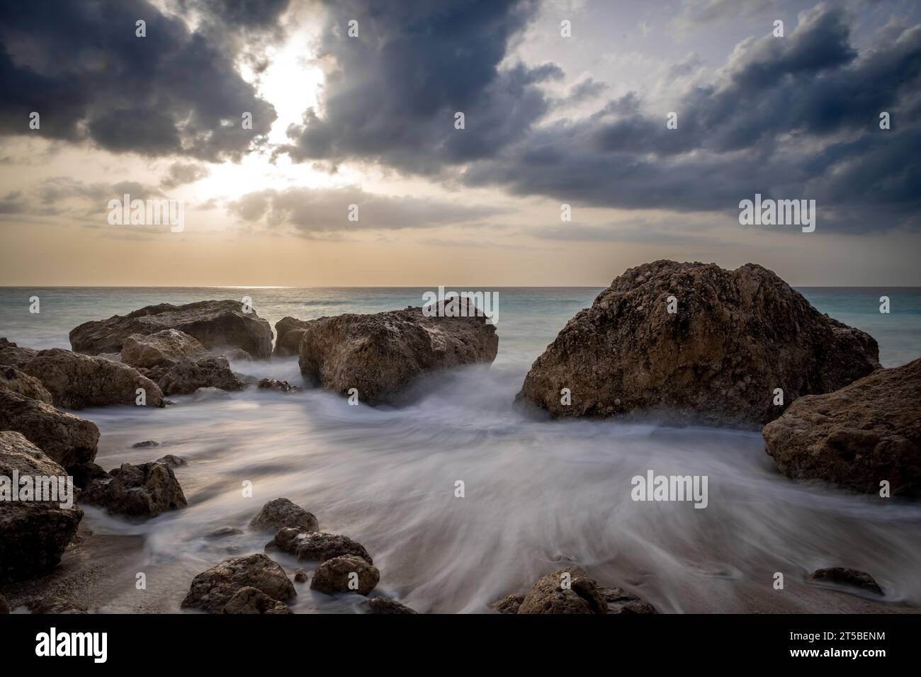 Une longue exposition de la plage de Kavalikefta, village de Kalamitsi, Lefkada, Grèce. Banque D'Images