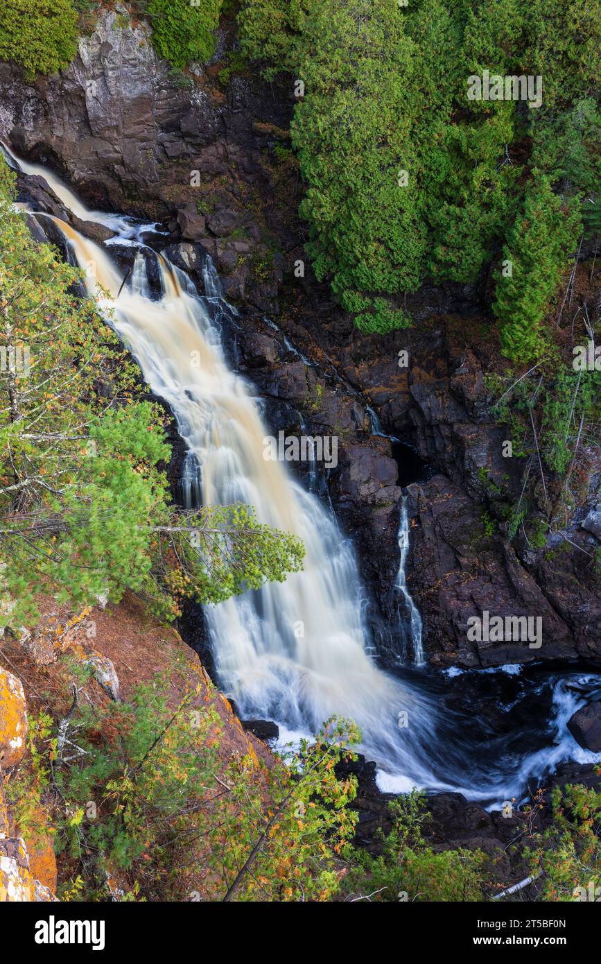 Big Manitou Falls - Une grande cascade en cascade dans une gorge en automne. Banque D'Images