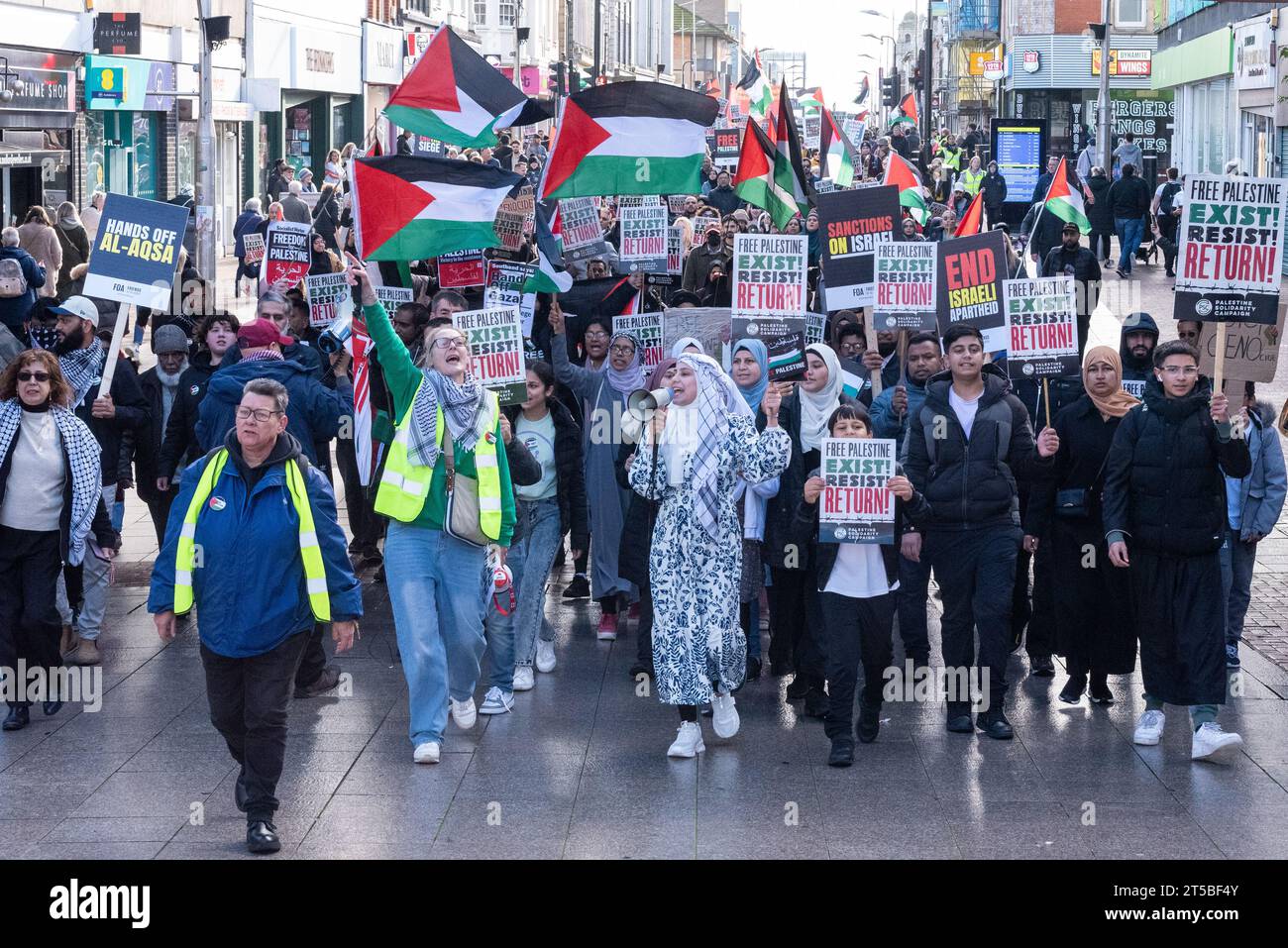 High Street, Southend on Sea, Essex, Royaume-Uni. 4 novembre 2023. Dans le cadre de la « Journée d'action pour la Palestine » à l'échelle nationale, une manifestation a lieu dans la ville de Southend on Sea, avec des manifestants marchant contre la guerre à Gaza, appelant à un cessez-le-feu et à la fin de l'occupation israélienne Banque D'Images