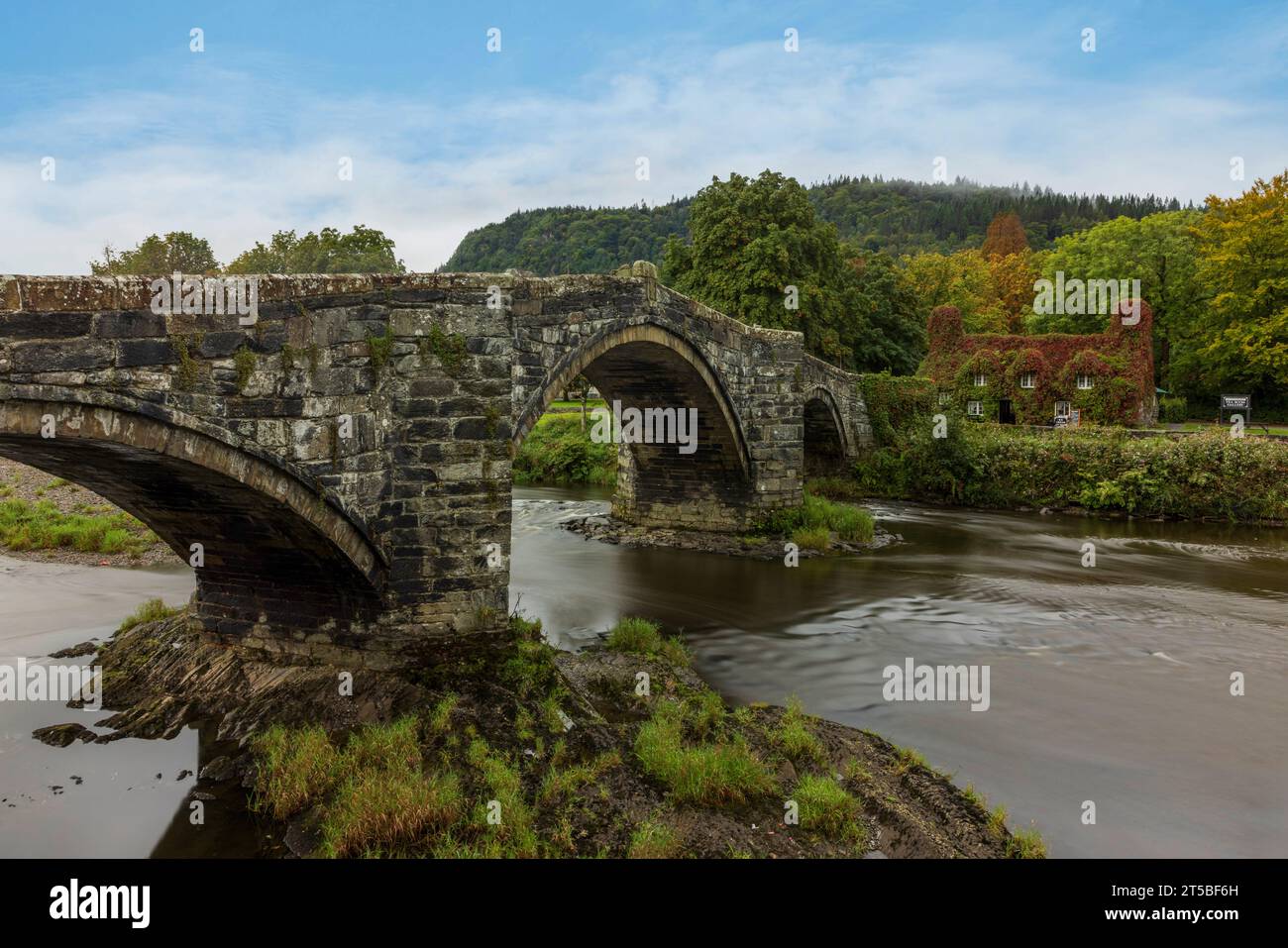 Le pont historique Pont Fawr et les Tearooms Tu Hwnt I'r Bont à Llanrwst, pays de Galles. Banque D'Images