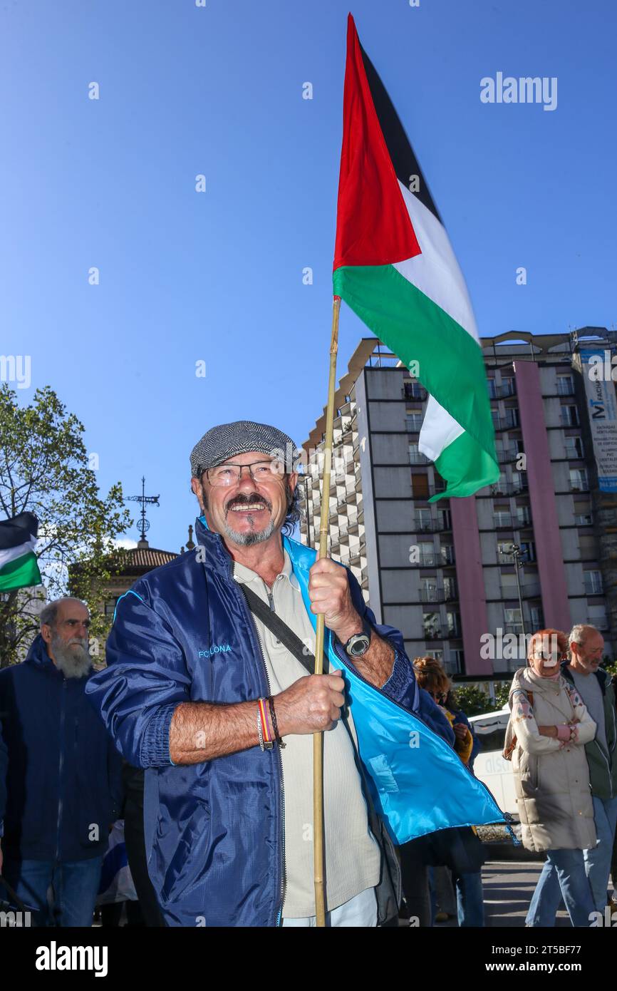 Gijon, Espagne, 4 novembre 2023 : un homme porte un drapeau de Palestine lors de la manifestation en protestation contre le génocide palestinien, fin de l'occupation sioniste du génocide, le 4 novembre 2023, à Gijon, Espagne. Crédit : Alberto Brevers / Alamy Live News. Banque D'Images