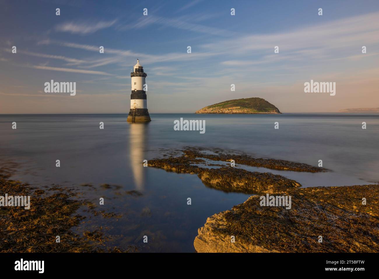 Phare de Trwyn du sur l'île d'Anglesey au pays de Galles Banque D'Images