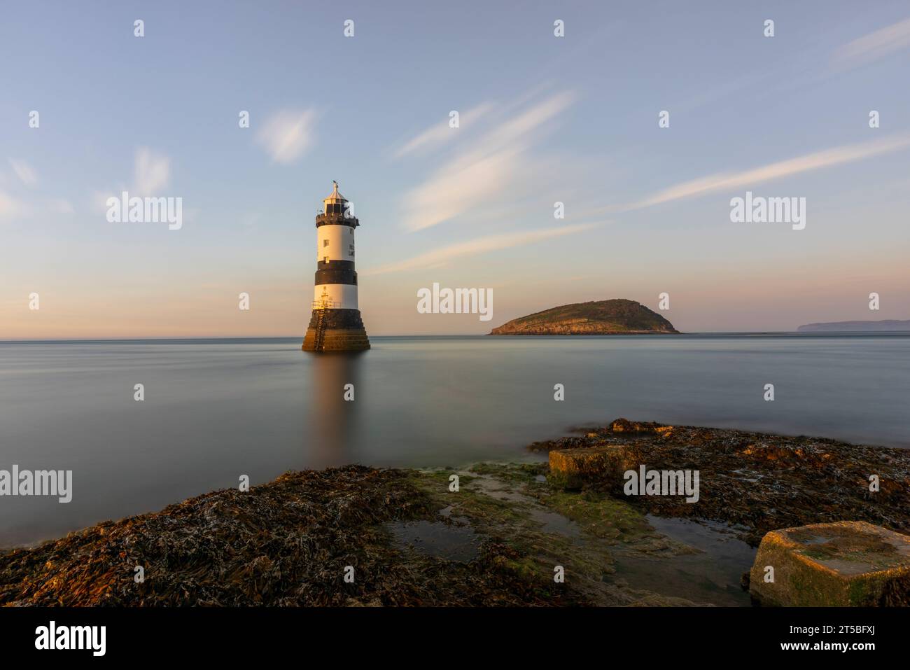 Phare de Trwyn du sur l'île d'Anglesey au pays de Galles Banque D'Images