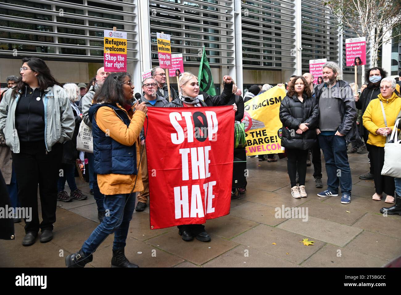 Siège social, Londres, Royaume-Uni. 4 novembre 2023. La protestation est contre l'utilisation d'un langage bouc émissaire par le gouvernement, et en particulier la secrétaire d'État Suella Braverman, qui attisse la haine et la peur, créant la division et ouvrant la porte aux racistes et à l'extrême droite. Il manifestera contre les politiques du gouvernement à l'égard des réfugiés et les attaques contre le droit de manifester. Crédit : Voir Li/Picture Capital/Alamy Live News Banque D'Images