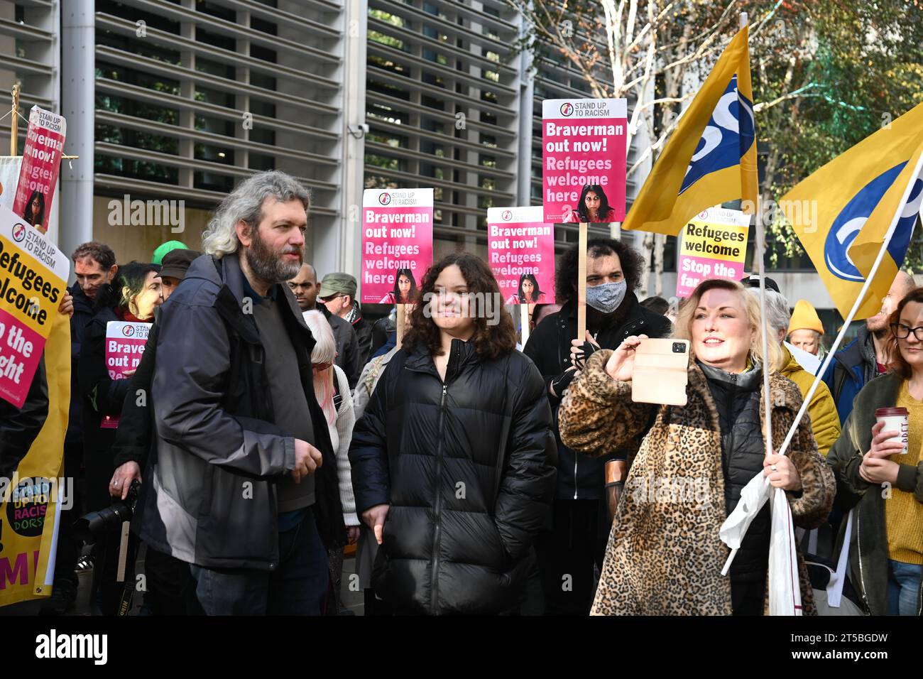 Siège social, Londres, Royaume-Uni. 4 novembre 2023. La protestation est contre l'utilisation d'un langage bouc émissaire par le gouvernement, et en particulier la secrétaire d'État Suella Braverman, qui attisse la haine et la peur, créant la division et ouvrant la porte aux racistes et à l'extrême droite. Il manifestera contre les politiques du gouvernement à l'égard des réfugiés et les attaques contre le droit de manifester. Crédit : Voir Li/Picture Capital/Alamy Live News Banque D'Images