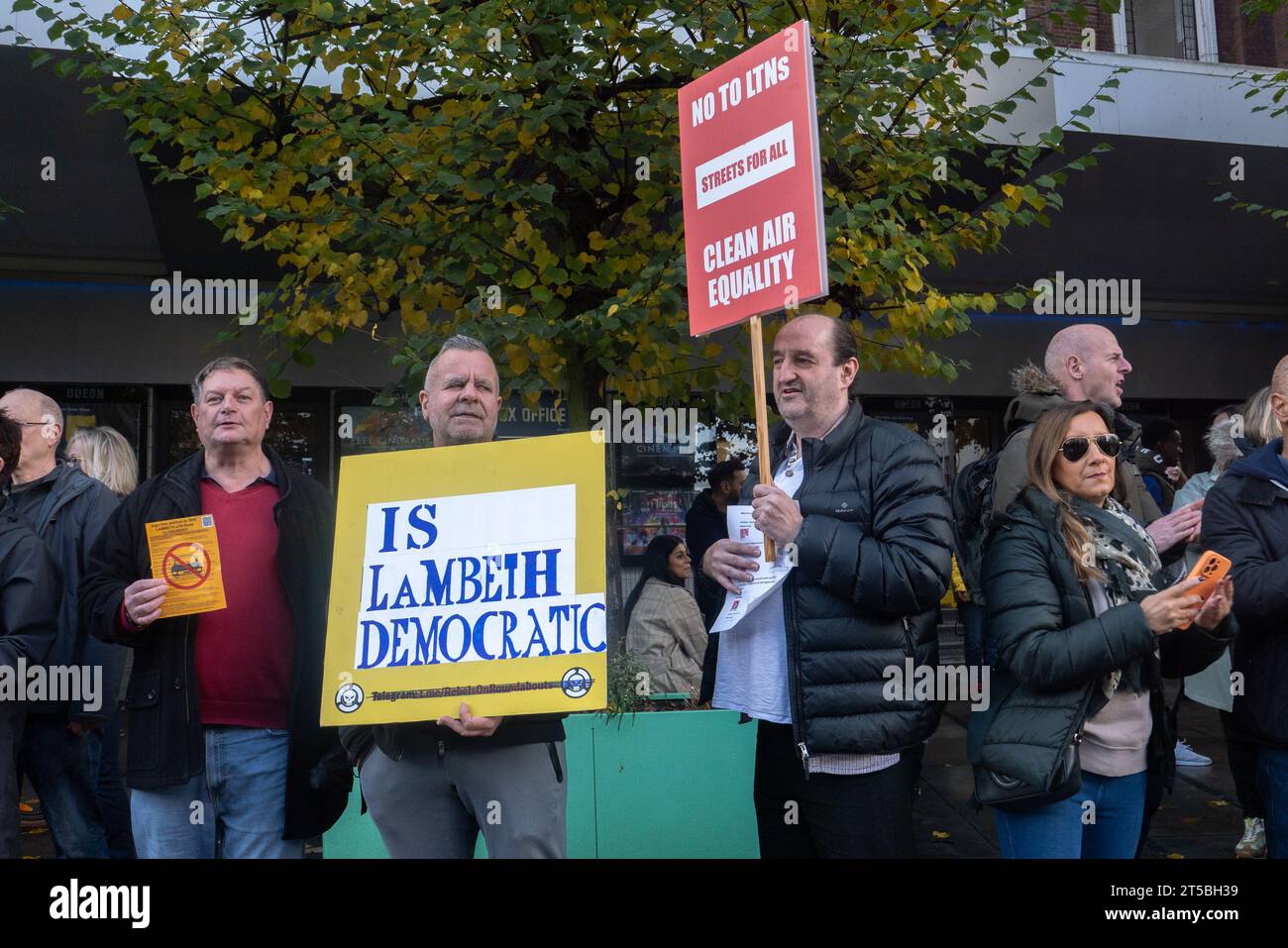 Londres, Royaume-Uni. 4 novembre 2023. Les résidents locaux se rassemblent avec des pancartes sur Streatham High Road dans le sud de Londres dans le cadre du groupe de protestation Lambeth LTN Watch contre le fait que la zone devienne un quartier à faible trafic (LTN), causant confusion et retard pour les résidents locaux. Les automobilistes peuvent être condamnés à une amende pouvant aller jusqu'à 130 £ pour entrer sur les nouvelles lignes LTN. Crédit : SMP News / Alamy Live News Banque D'Images