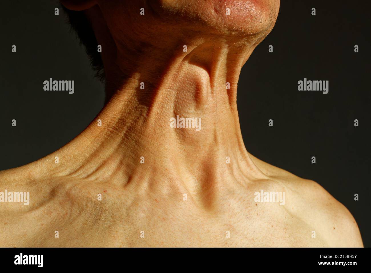 Les sentiments forts sont représentés par des muscles tendus et des tendons. Banque D'Images
