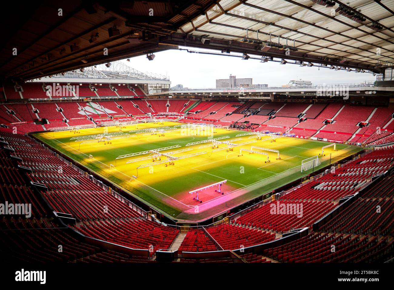 MUFC Manchester United FC terrain au sol traité après un match. . Banque D'Images