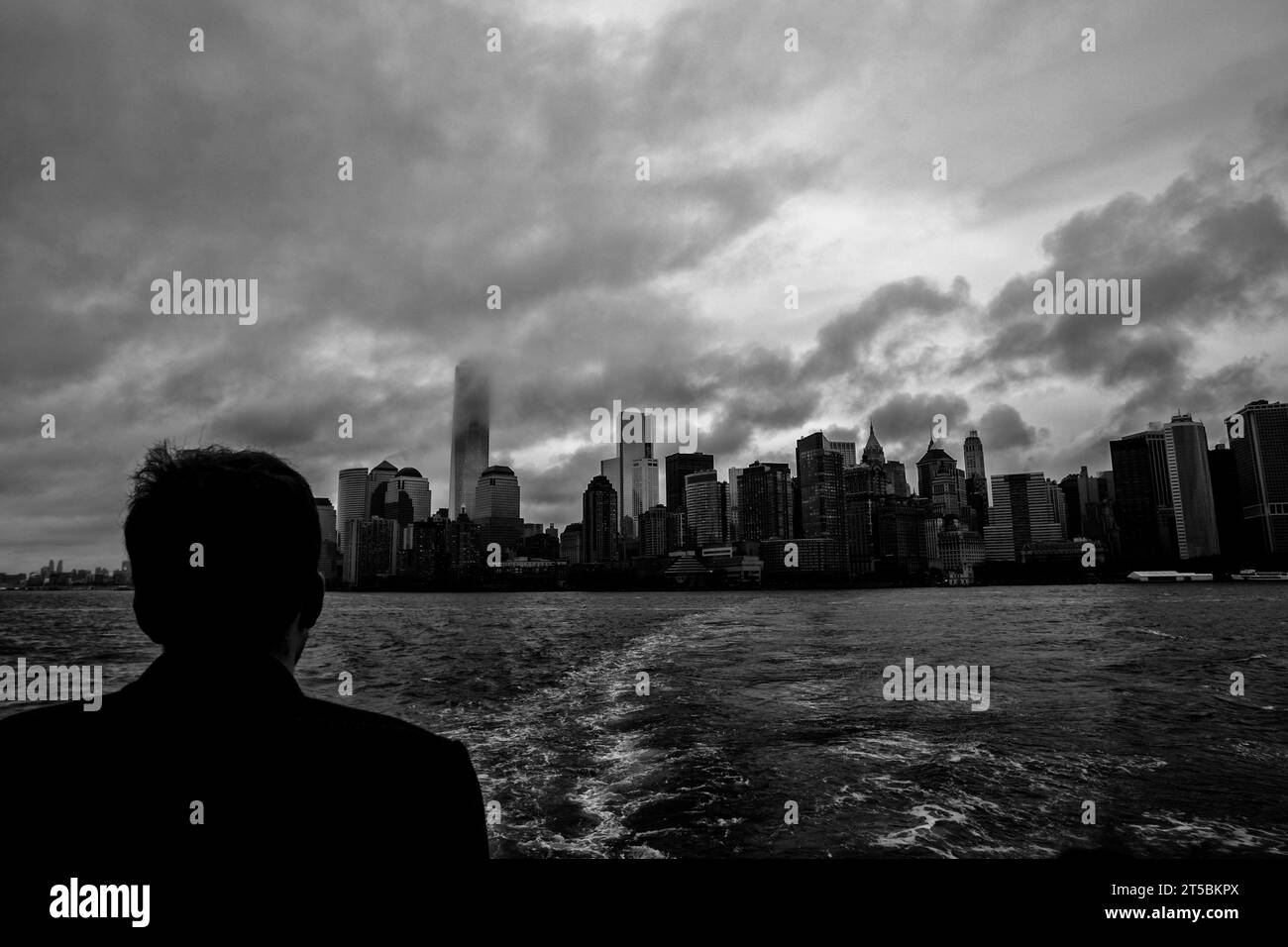 Une photo de haute qualité de l'emblématique Skyline de Manhattan, l'un des gratte-ciel les plus reconnaissables au monde. La photo capture la montée en flèche de la ville Banque D'Images