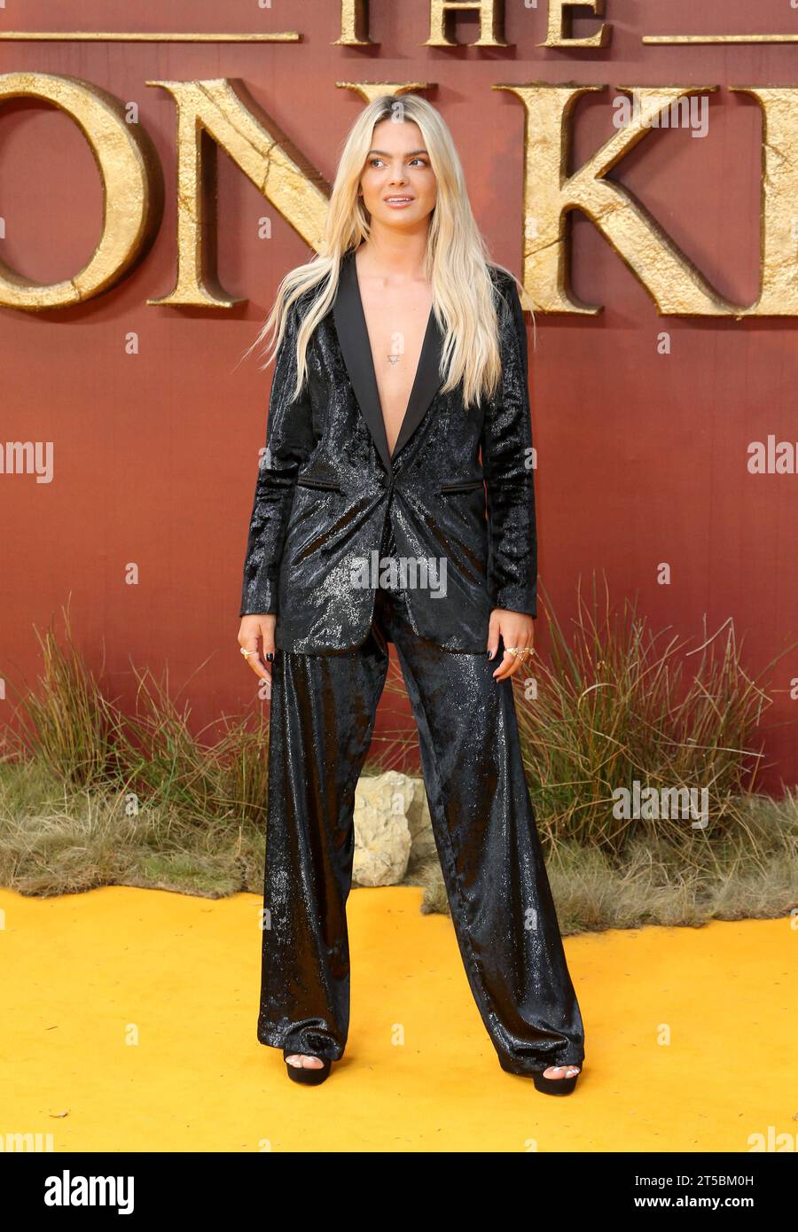 Louisa Johnson assiste à la première européenne « The Lion King » à l'Odeon Leicester Square à Londres, en Angleterre. Banque D'Images