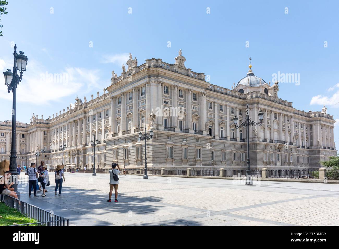 Palais royal de Madrid depuis Calle de Bailén, Centro, Madrid, Royaume d'Espagne Banque D'Images