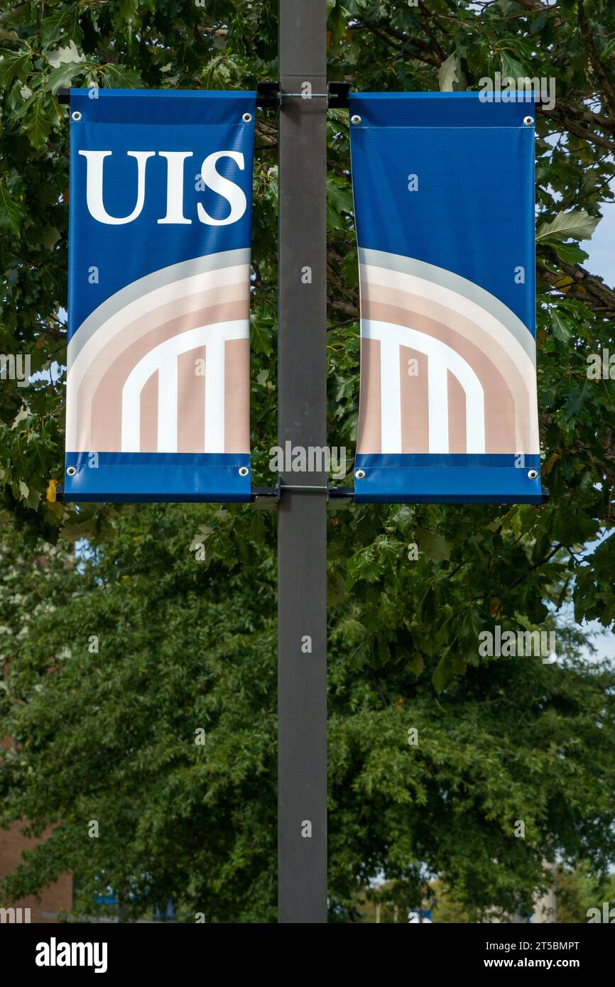 SPRINGFIELD, il, USA - 18 OCTOBRE 2023 : drapeau de l'école sur le campus de l'Université de l'Illinois Springfield. Banque D'Images