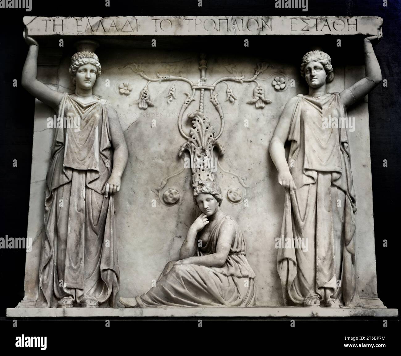 Province conquise entre deux Carytides relief du 1e siècle après JC Musée archéologique national de Naples Italie. Banque D'Images