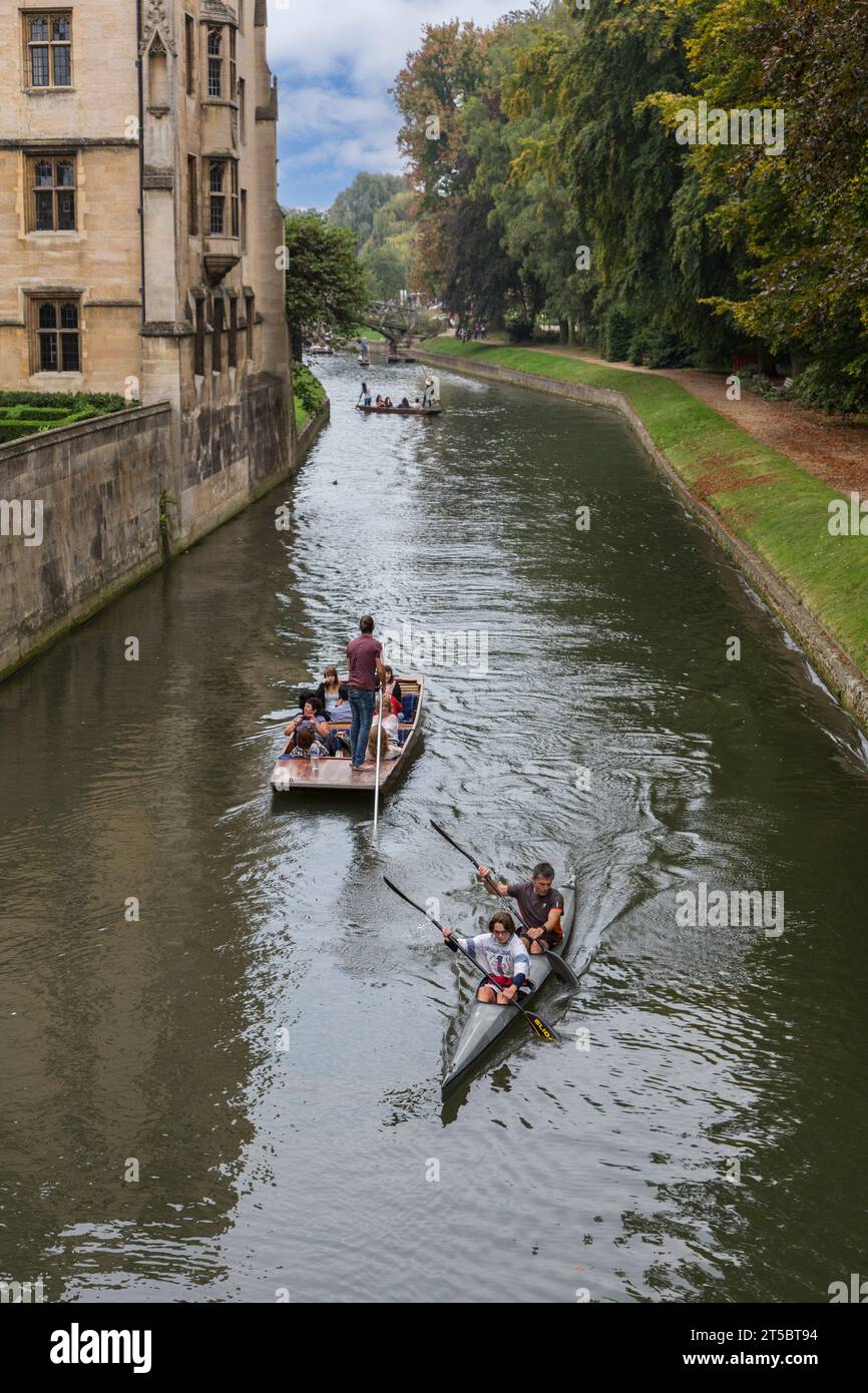 Royaume-uni, Angleterre, Cambridge. Promenades en barque sur la rivière Cam. Banque D'Images
