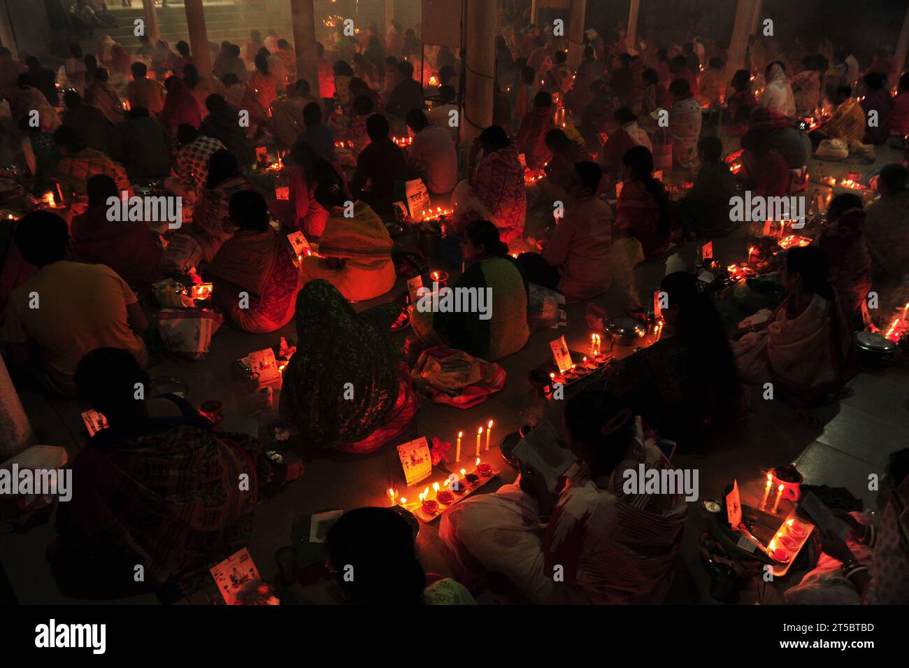 Sylhet, Bangladesh. 04 novembre 2023. Les dévots hindous sont assis ensemble sur le sol d'un temple pour observer le festival Rakher Upobash dans le temple Loknath à Sylhet, au Bangladesh. Lokenath Brahmachari qui est appelé Baba Lokenath était un saint hindou du 18e siècle et philosophe au Bengale. Le 04 novembre 2023 Sylhet, Bangladesh (photo de MD Rafayat Haque Khan / crédit : EYEPIX Group / Alamy Live News Banque D'Images