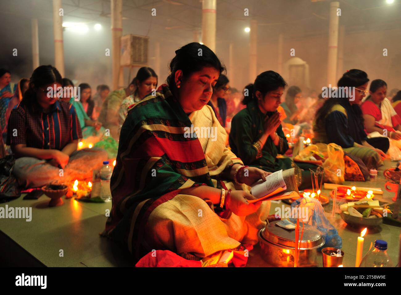 04 novembre 2023 Sylhet-Bangladesh : les dévots hindous s'assoient ensemble sur le sol d'un temple pour observer le festival Rakher Upobash dans le temple Loknath à Sylhet, Bangladesh. Lokenath Brahmachari qui est appelé Baba Lokenath était un saint hindou du 18e siècle et philosophe au Bengale. Le 04 novembre 2023 Sylhet, Bangladesh (crédit image : © MD Rafayat Haque Khan/eyepix via ZUMA Press Wire) USAGE ÉDITORIAL SEULEMENT! Non destiné à UN USAGE commercial ! Banque D'Images