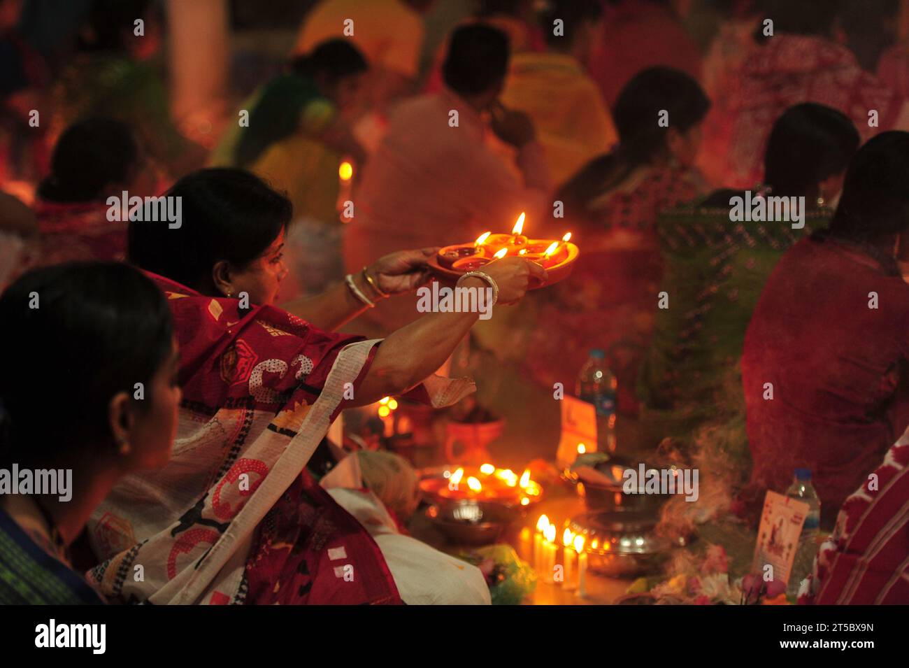 04 novembre 2023 Sylhet-Bangladesh : les dévots hindous s'assoient ensemble sur le sol d'un temple pour observer le festival Rakher Upobash dans le temple Loknath à Sylhet, Bangladesh. Lokenath Brahmachari qui est appelé Baba Lokenath était un saint hindou du 18e siècle et philosophe au Bengale. Le 04 novembre 2023 Sylhet, Bangladesh (crédit image : © MD Rafayat Haque Khan/eyepix via ZUMA Press Wire) USAGE ÉDITORIAL SEULEMENT! Non destiné à UN USAGE commercial ! Banque D'Images