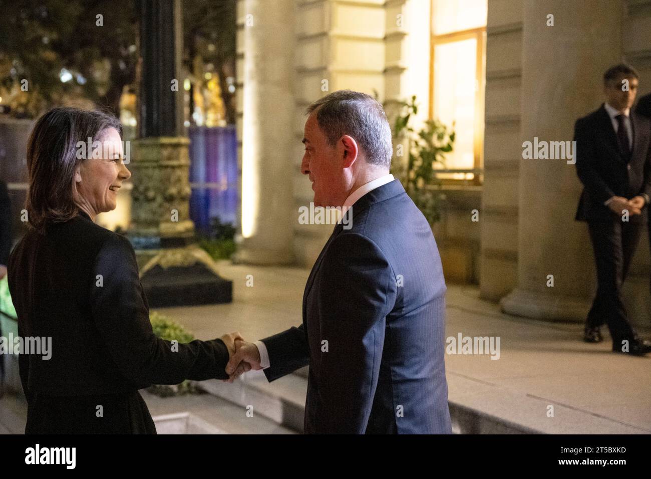 Bakou, Azerbaïdjan. 04 novembre 2023. Annalena Baerbock (Alliance 90/les Verts, l), ministre fédérale des Affaires étrangères, est accueillie par Jeyhun Bayramov (r), ministre des Affaires étrangères de la République d'Azerbaïdjan, au ministère azerbaïdjanais des Affaires étrangères. Le point central du voyage est le différend entre l'Arménie et l'Azerbaïdjan au sujet de la région du Haut-Karabakh. Crédit : Hannes P. Albert/dpa/Alamy Live News Banque D'Images