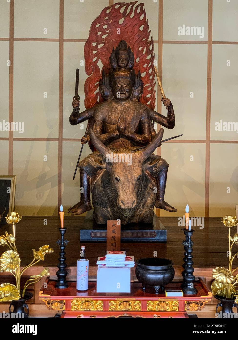 Japon, Kyushu. Temple Makiodo, Daiitoku-Myo-o chevauchant un buffle d'eau vive. Banque D'Images