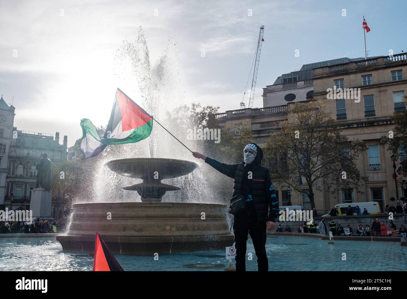 Les manifestants pro-palestiniens prennent le contrôle de Trafalgar Square en continuant de réclamer un cessez-le-feu à Gaza. Londres, Royaume-Uni, 05/11/2023 Ehimetalor Unuabona/Alamy Live News Banque D'Images