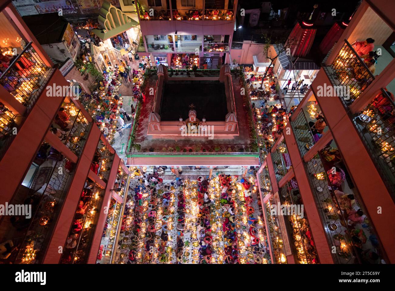 Dhaka, Bangladesh. 4 novembre 2023. Les dévots hindous s'assoient avec Prodip (lumières) et prient Dieu pour le bien-être de la famille devant le temple Shri Shri Lokanath Brahmachari Ashram, Swamibag, Dhaka pendant le Kartik Brati ou Rakher Upobash, un festival religieux hindou de jeûne organisé chaque année à la dernière moitié du mois bengali Kartik. Les dévots s'assoient avec de la nourriture et des bougies et prient sincèrement le Dieu avant de rompre le jeûne. Lokenath Brahmachari qui est appelé Baba Lokenath était un saint hindou du 18e siècle et philosophe au Bengale. Les dévots de Lokenath Brahmachari prient avec lumière pour sauver leur famille Banque D'Images