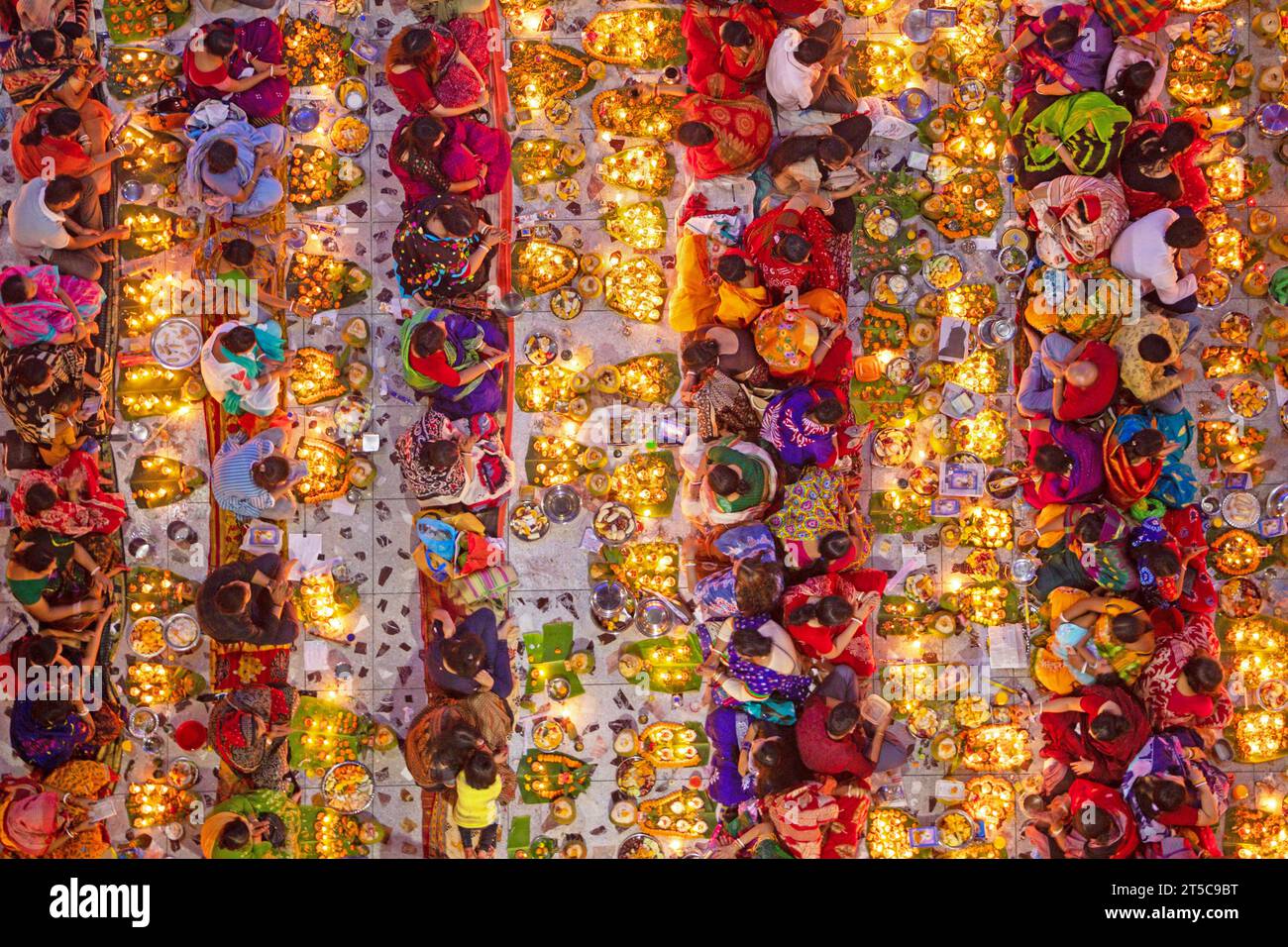 Dhaka, Bangladesh. 4 novembre 2023. Les dévots hindous s'assoient avec Prodip (lumières) et prient Dieu pour le bien-être de la famille devant le temple Shri Shri Lokanath Brahmachari Ashram, Swamibag, Dhaka pendant le Kartik Brati ou Rakher Upobash, un festival religieux hindou de jeûne organisé chaque année à la dernière moitié du mois bengali Kartik. Les dévots s'assoient avec de la nourriture et des bougies et prient sincèrement le Dieu avant de rompre le jeûne. Lokenath Brahmachari qui est appelé Baba Lokenath était un saint hindou du 18e siècle et philosophe au Bengale. Les dévots de Lokenath Brahmachari prient avec lumière pour sauver leur famille Banque D'Images