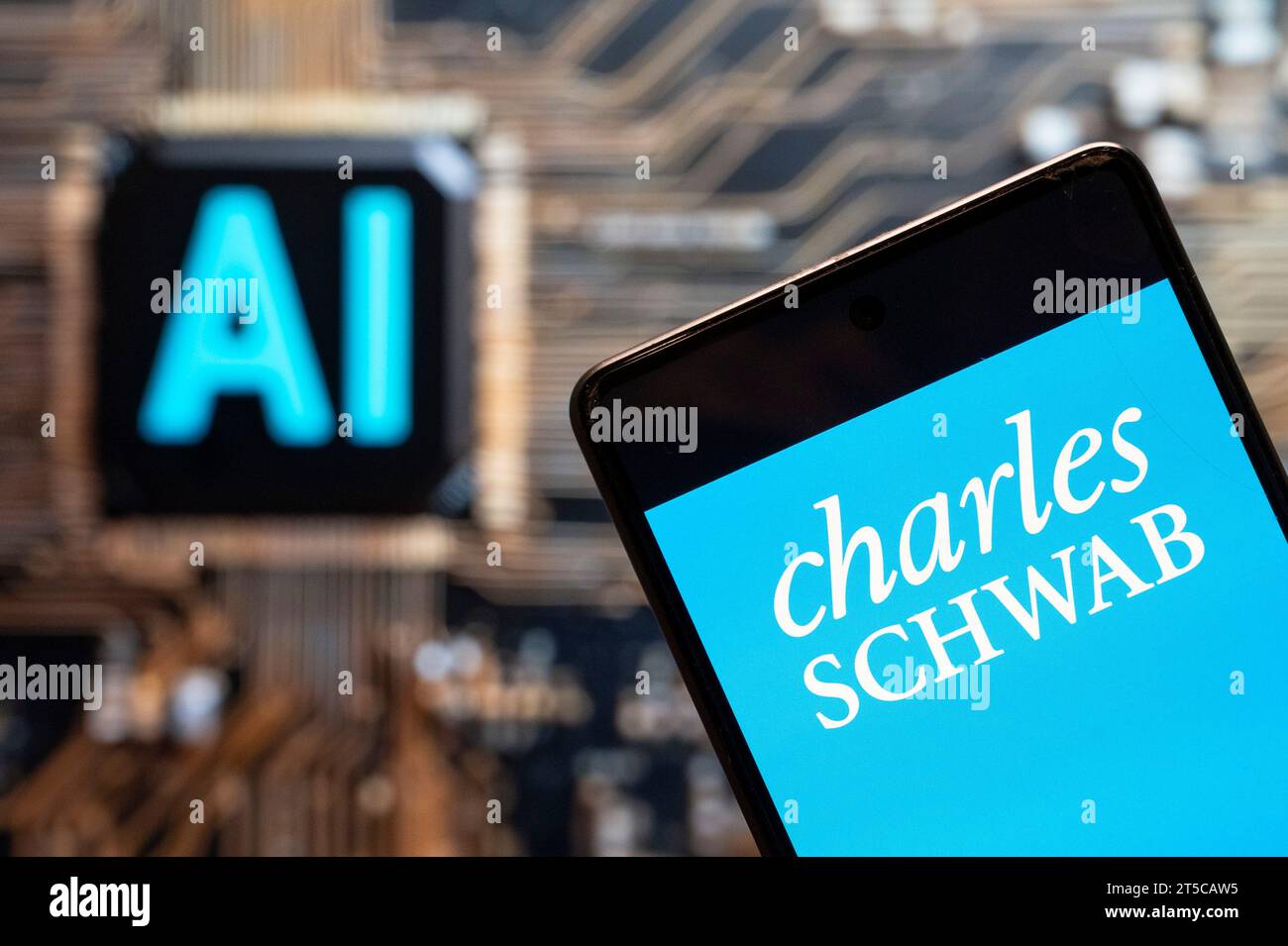 Dans cette illustration photo, le logo de la multinationale américaine de services financiers Charles Schwab est affiché sur un smartphone avec une puce d'intelligence artificielle (IA) et un symbole en arrière-plan. Banque D'Images