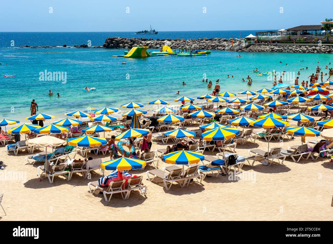 GRAN CANARIA, ESPAGNE - 04 AOÛT 2023 : Playa de Amadorus est l'une des plages les plus populaires de l'île des Canaries Gran Canaria. Banque D'Images