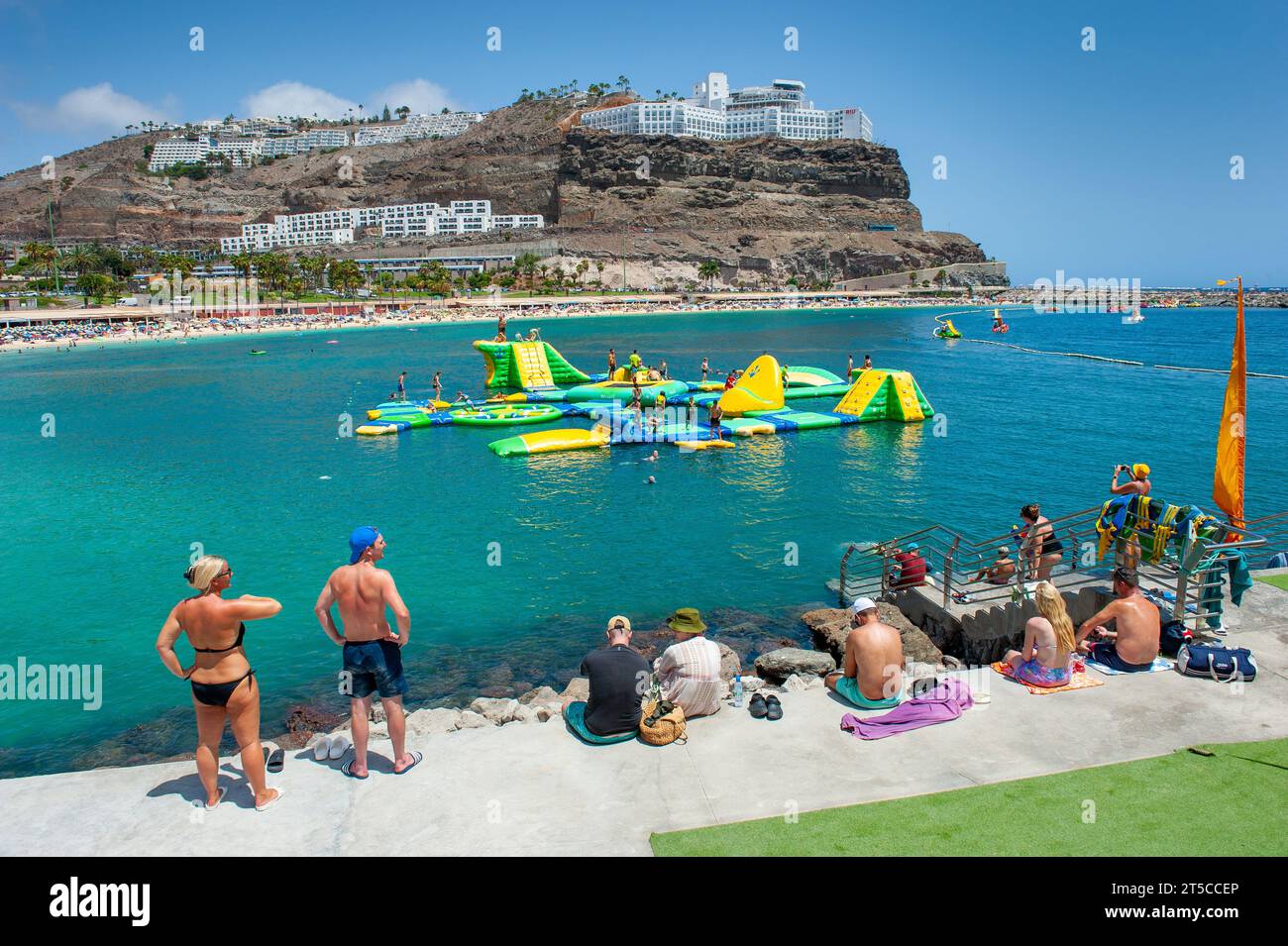 GRAN CANARIA, ESPAGNE - 04 AOÛT 2023 : Playa de Amadorus est l'une des plages les plus populaires de l'île des Canaries Gran Canaria. Banque D'Images