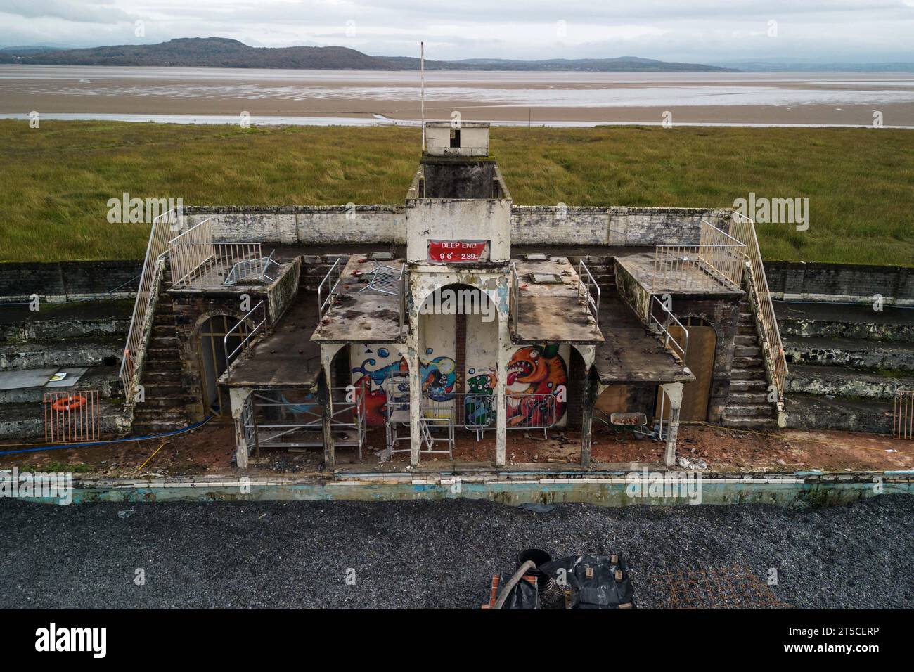 Grange-over-Sands, Cumbria, 4 novembre 2023 - le Grange-over-Sands Lido est actuellement en cours de restauration après des années de lutte pour sauver la structure des éléments et de la déréliction. La piscine extérieure anglaise du Nord-Ouest a été fermée au début des années 1990 en raison d'un manque de visiteurs, mais la pression a maintenant augmenté pour sauver la piscine. Westmorland and Furness Council est intervenu pour restaurer les bâtiments principaux et remplir la piscine de schiste. Si des fonds sont levés, la piscine peut être creusée et rouverte à l'avenir. Crédit : Arrêter Press Media/Alamy Live News Banque D'Images