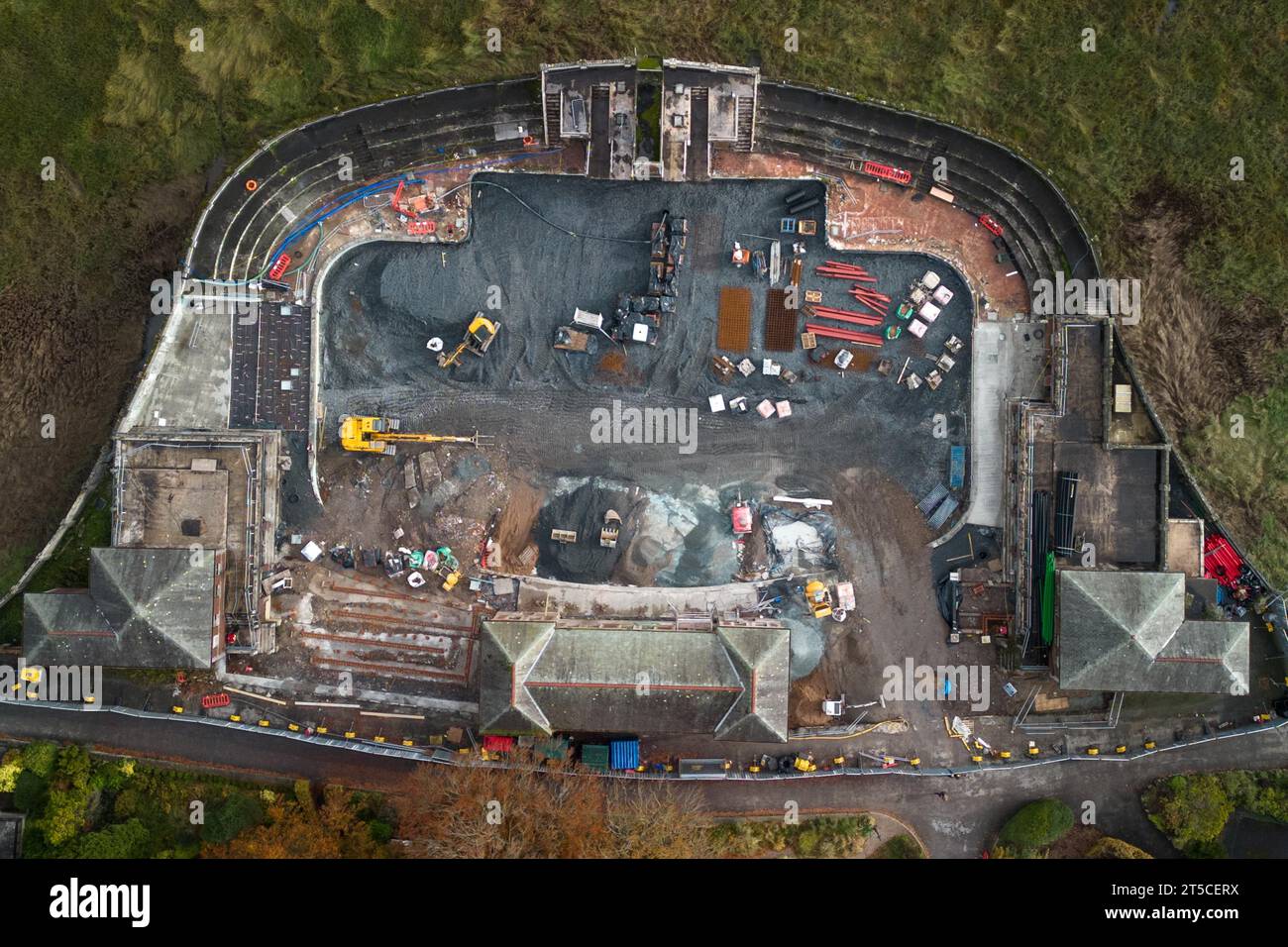 Grange-over-Sands, Cumbria, 4 novembre 2023 - le Grange-over-Sands Lido est actuellement en cours de restauration après des années de lutte pour sauver la structure des éléments et de la déréliction. La piscine extérieure anglaise du Nord-Ouest a été fermée au début des années 1990 en raison d'un manque de visiteurs, mais la pression a maintenant augmenté pour sauver la piscine. Westmorland and Furness Council est intervenu pour restaurer les bâtiments principaux et remplir la piscine de schiste. Si des fonds sont levés, la piscine peut être creusée et rouverte à l'avenir. Crédit : Arrêter Press Media/Alamy Live News Banque D'Images