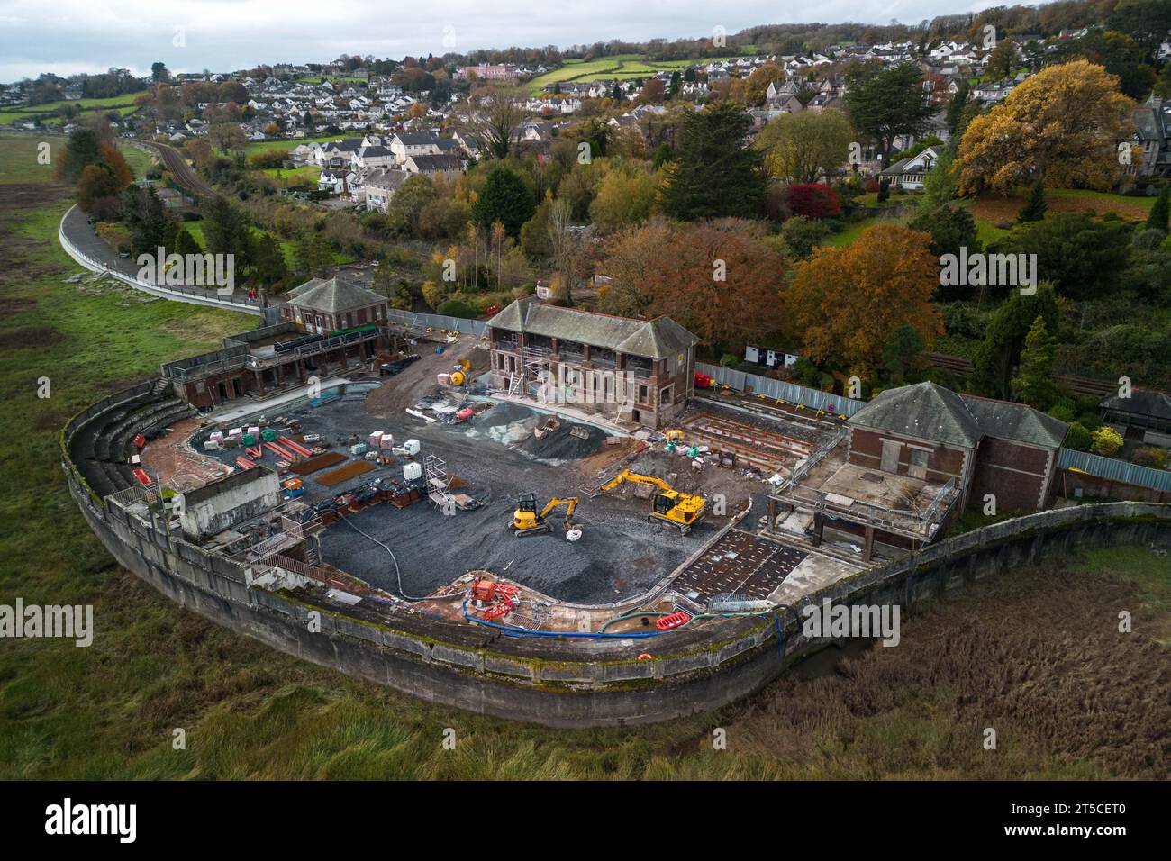 Grange-over-Sands, Cumbria, 4 novembre 2023 - le Grange-over-Sands Lido est actuellement en cours de restauration après des années de lutte pour sauver la structure des éléments et de la déréliction. La piscine extérieure anglaise du Nord-Ouest a été fermée au début des années 1990 en raison d'un manque de visiteurs, mais la pression a maintenant augmenté pour sauver la piscine. Westmorland and Furness Council est intervenu pour restaurer les bâtiments principaux et remplir la piscine de schiste. Si des fonds sont levés, la piscine peut être creusée et rouverte à l'avenir. Crédit : Arrêter Press Media/Alamy Live News Banque D'Images