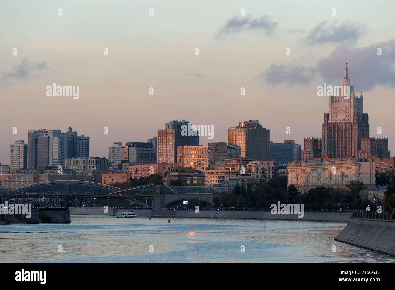 Vue sur la rivière Moscou et le remblai de la ville au coucher du soleil. Moscou, Russie Banque D'Images