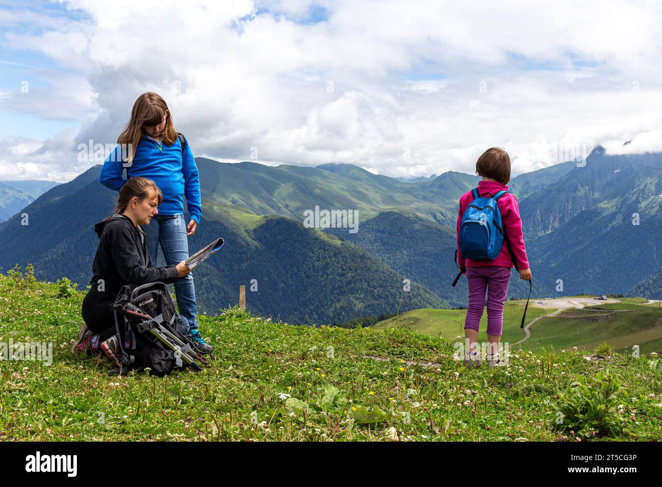 Mère et filles faisant une randonnée familiale dans les Pyrénées, France Banque D'Images