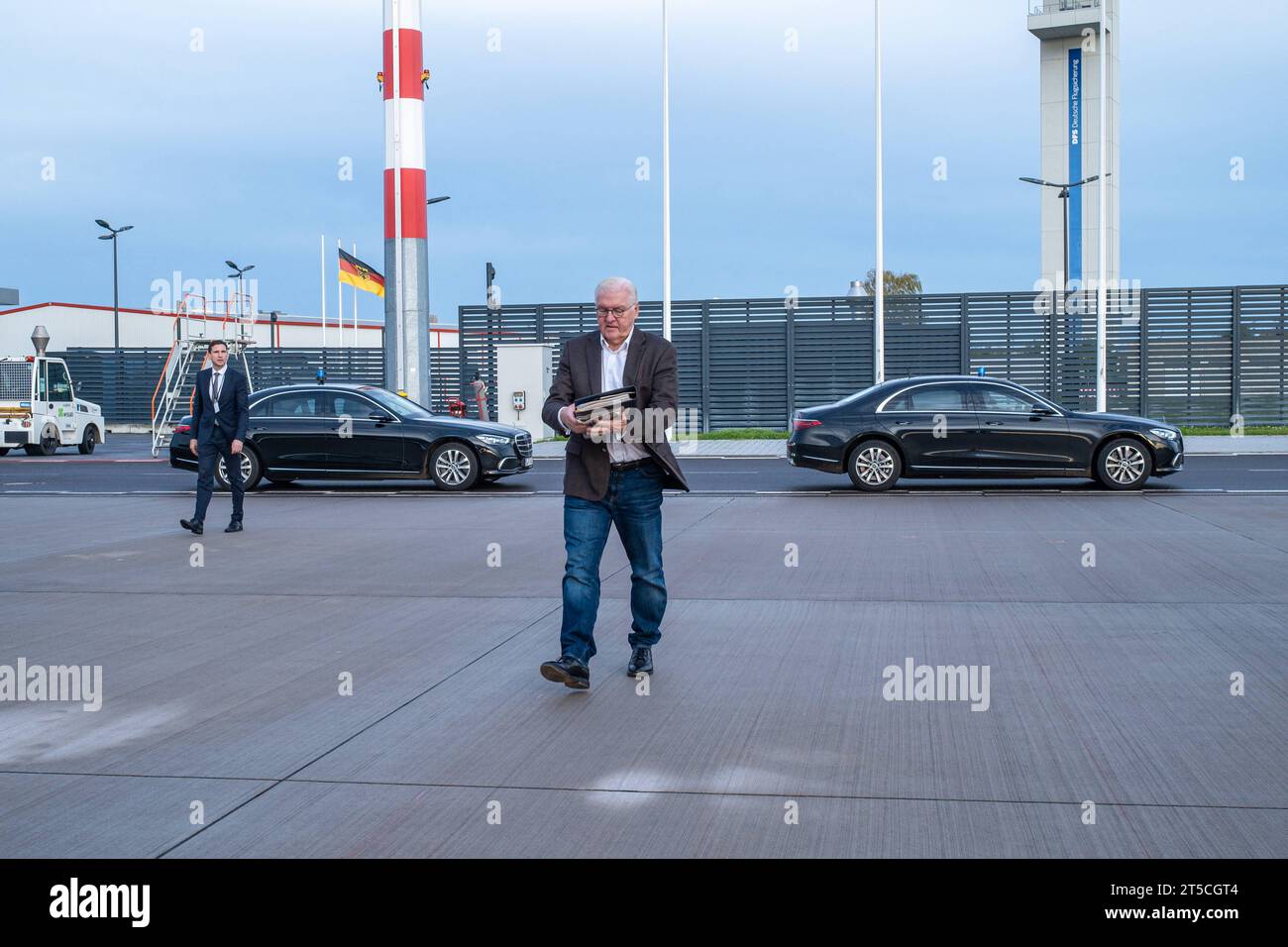 Besuch des deutschen Bundespräsidenten Frank-Walter Steinmeier in der Vereinigten Republik Tansania und in der Republik Sambia Deutschland, Berlin am 30.10.2023 : Bundespräsident Frank-Walter Steinmeier auf dem militärischen Teil vom Flughafen Berlin Brandenburg auf seinem Weg in ein Flugzeug der Flugbereitschaft der deutschaft der deutschen Bundeswehr, dhegschah, dhegschaft dheinyhr. *** Visite du Président fédéral allemand Frank Walter Steinmeier en République-Unie de Tanzanie et en République de Zambie Allemagne, Berlin le 30 10 2023 Président fédéral Frank Walter Steinmeier pour la partie militaire Banque D'Images