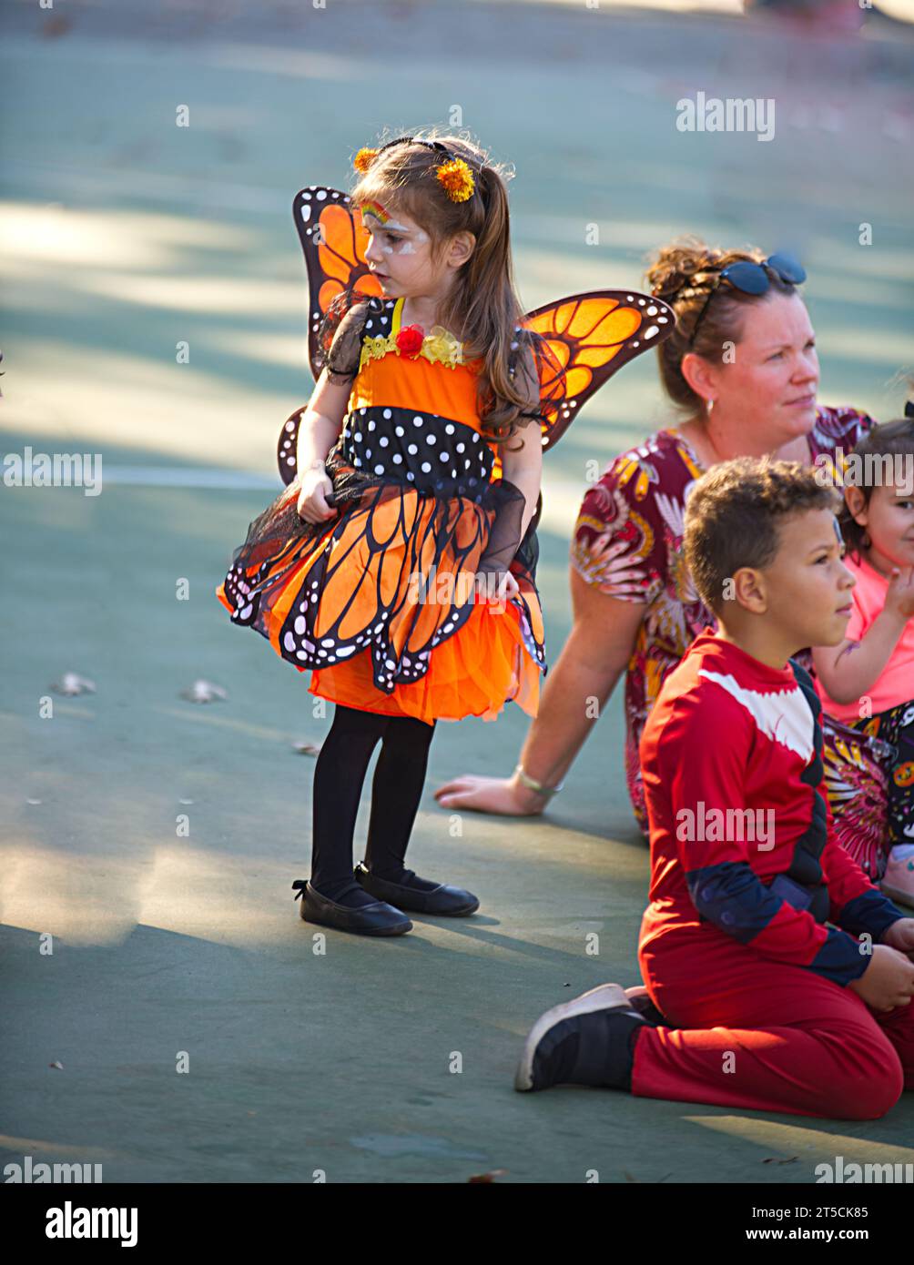 Halloweenpalooza - Dennis, Massachusetts sur Cape Cod. Une fête familiale d'Halloween. Un jeune papillon parmi la foule. Banque D'Images