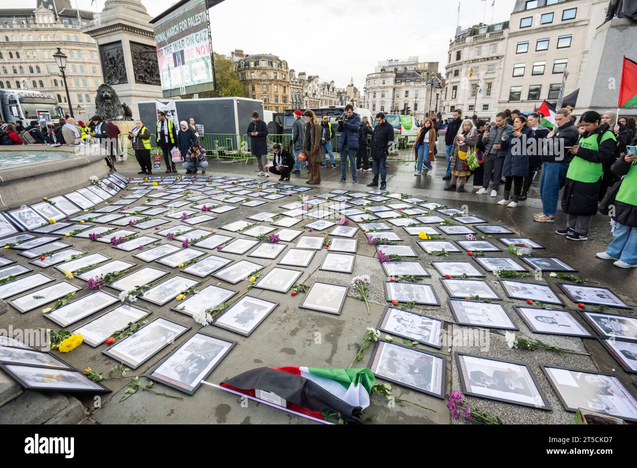 Londres, Royaume-Uni. 4 novembre 2023. Les gens regardent des portraits des morts lors d'une Journée d'action pour la Palestine à Trafalgar Square en solidarité avec le peuple palestinien et pour exiger un cessez-le-feu dans la guerre du Hamas israélien. Crédit : Stephen Chung / Alamy Live News Banque D'Images