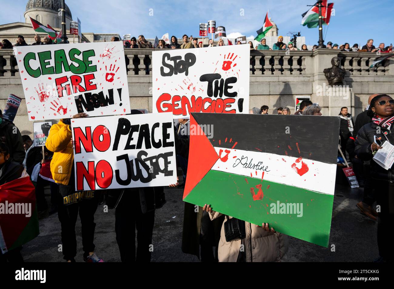 Londres, Royaume-Uni. 4 novembre 2023. Les personnes avec des signes assistent à une Journée d'action pour la Palestine à Trafalgar Square en solidarité avec le peuple palestinien et pour exiger un cessez-le-feu dans la guerre israélienne du Hamas. Crédit : Stephen Chung / Alamy Live News Banque D'Images