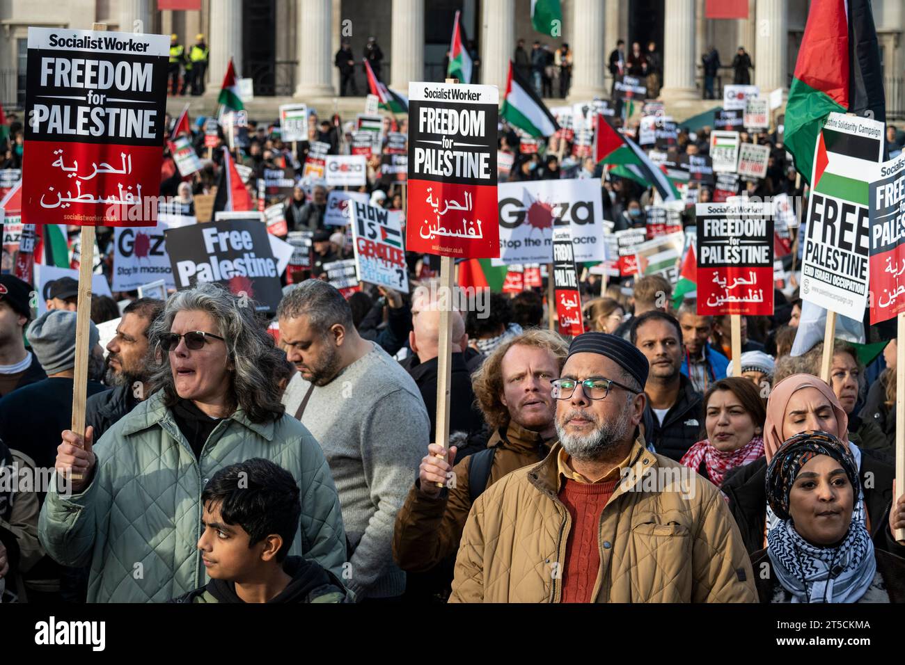 Londres, Royaume-Uni. 4 novembre 2023. Les gens assistent à une Journée d'action pour la Palestine à Trafalgar Square en solidarité avec le peuple palestinien et pour exiger un cessez-le-feu dans la guerre israélienne du Hamas. Crédit : Stephen Chung / Alamy Live News Banque D'Images