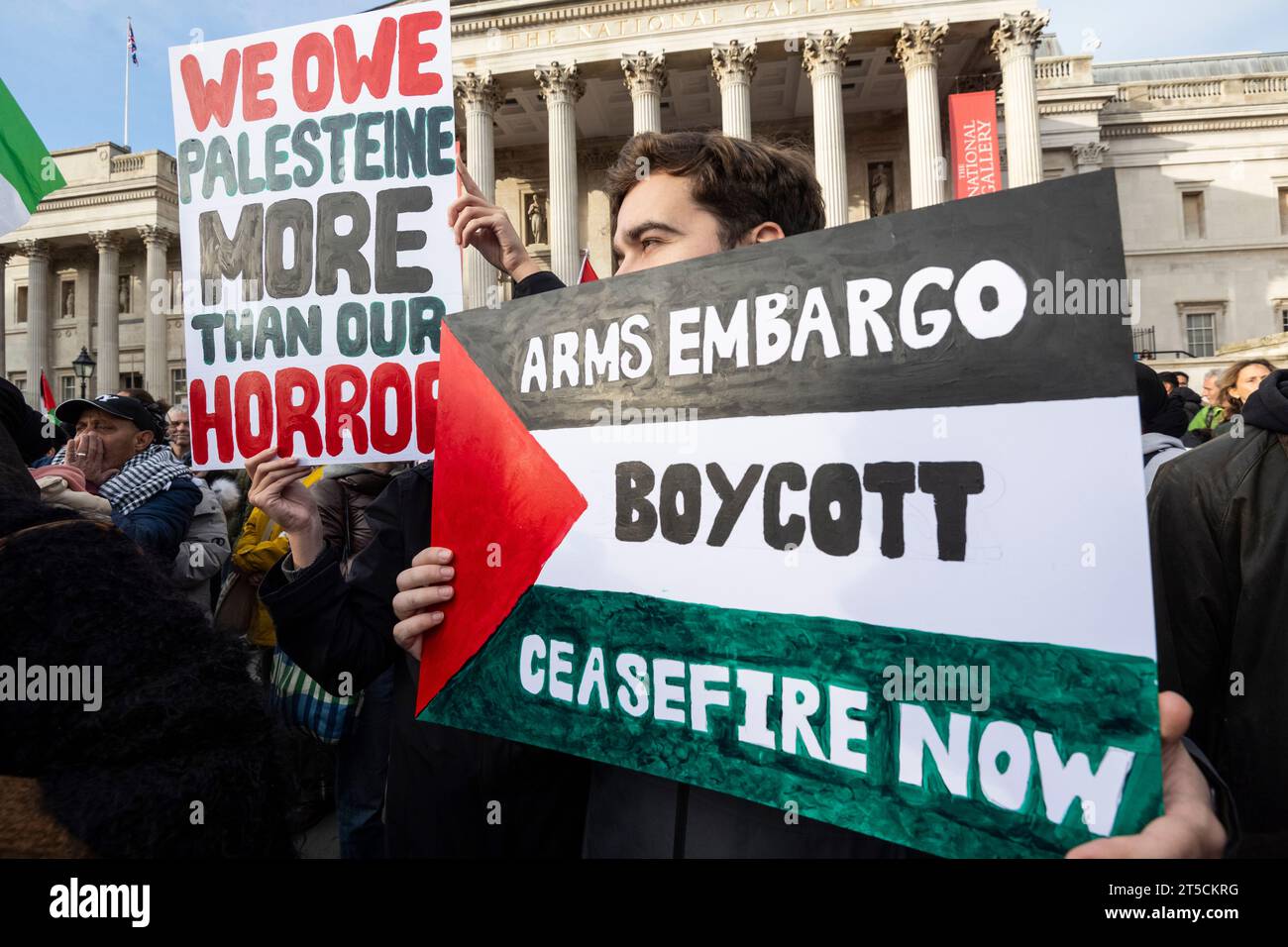 Londres, Royaume-Uni. 4 novembre 2023. Les personnes avec des signes assistent à une Journée d'action pour la Palestine à Trafalgar Square en solidarité avec le peuple palestinien et pour exiger un cessez-le-feu dans la guerre israélienne du Hamas. Crédit : Stephen Chung / Alamy Live News Banque D'Images