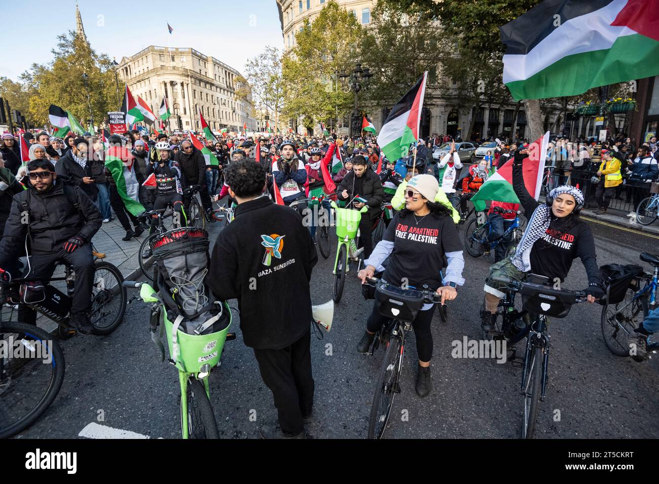 Londres, Royaume-Uni. 4 novembre 2023. Les gens bloquent le Strand lors d'une Journée d'action pour la Palestine à Trafalgar Square en solidarité avec le peuple palestinien et pour exiger un cessez-le-feu dans la guerre israélienne du Hamas. Crédit : Stephen Chung / Alamy Live News Banque D'Images