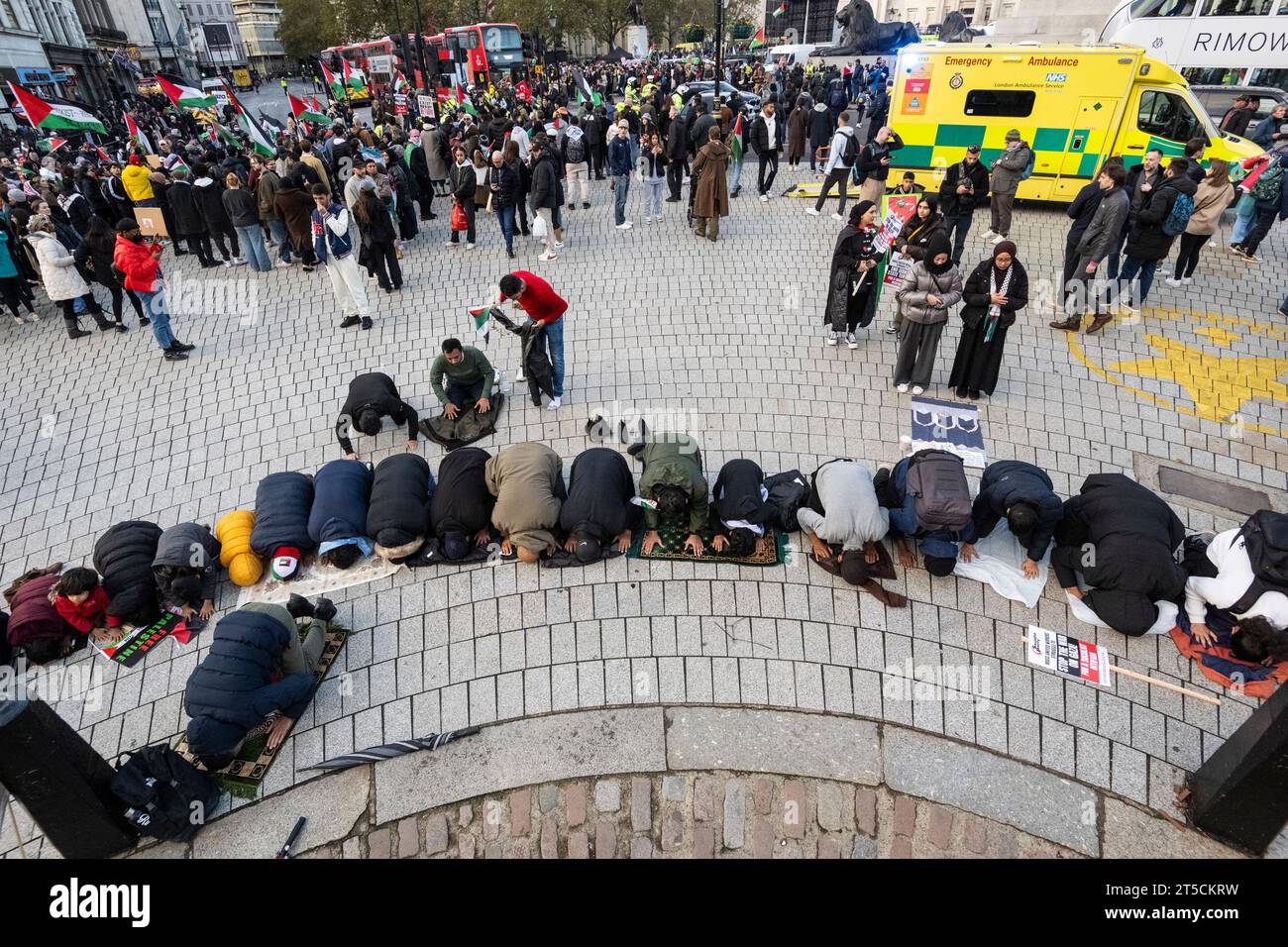 Londres, Royaume-Uni. 4 novembre 2023. Les gens prient lors d’une Journée d’action pour la Palestine à Trafalgar Square en solidarité avec le peuple palestinien et pour exiger un cessez-le-feu dans la guerre israélienne du Hamas. Crédit : Stephen Chung / Alamy Live News Banque D'Images