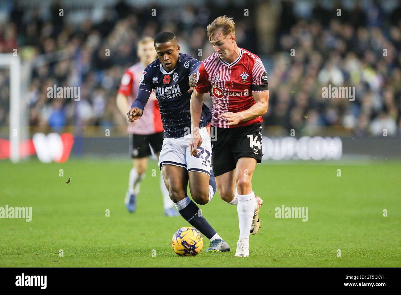 Londres, Royaume-Uni. 04 novembre 2023. Le défenseur de Southampton James Bree (14 batailles avec le milieu de terrain de Millwall Aidomo Emakhu (22) lors du match du championnat EFL de Millwall FC contre Southampton FC Sky BET au Den, Londres, Angleterre, Royaume-Uni le 4 novembre 2023 Credit : Every second Media/Alamy Live News Banque D'Images