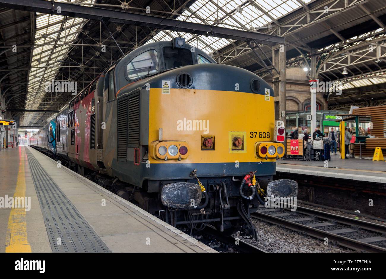 37608 'Andromeda à la plate-forme 5 à la gare de Preston travaillant le 8Q32 2238 Kilmarnock Bonnyton dépôt à Longsight T.M.D. (D). Banque D'Images