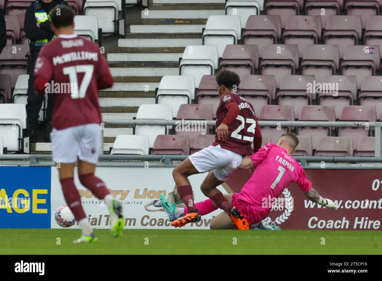 Northampton le samedi 4 novembre 2023. William Hondermarck de Northampton Town est défié par le gardien de Barrow Paul Farman lors de la première moitié du match du 1e tour de la FA Cup entre Northampton Town et Barrow au PTS Academy Stadium, Northampton le samedi 4 novembre 2023. (Photo : John Cripps | MI News) crédit : MI News & Sport / Alamy Live News Banque D'Images