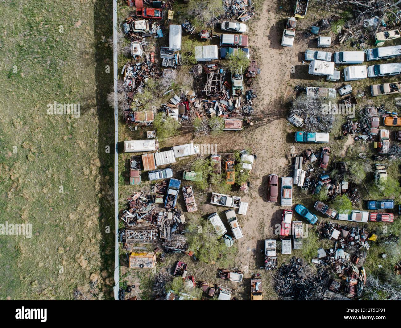 Parc automobile à déchets avec espace pour l'impression. Voitures classiques, antiquités et bus. Les VR oubliés dans ce vieil endroit rouillé. Regardez où vous marchez. Banque D'Images